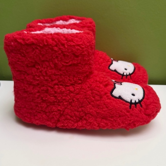 Hello Kitty Sherpa Slipper Boot - Picture 3 of 6